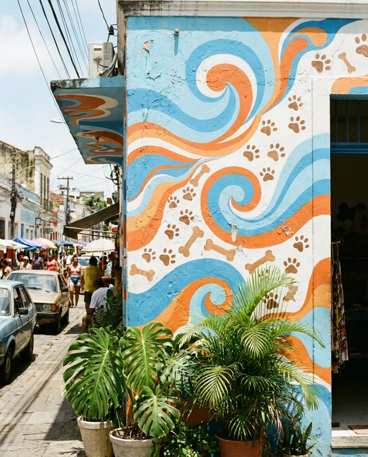 Mural colorido em fachada comercial